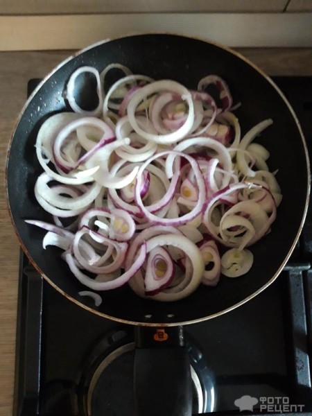 Рецепт: Кальмары жареные с луком - Полезный морепродукт для всей семьи!