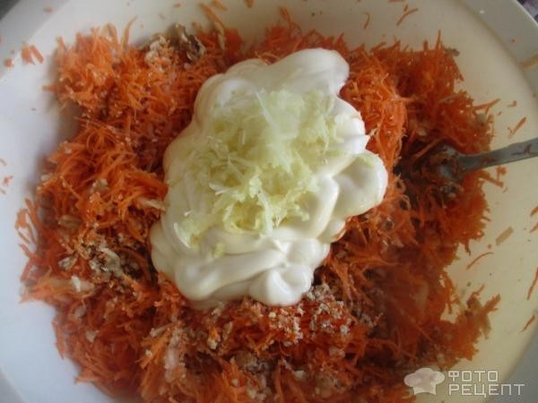 Рецепт: Морковный салат - с чесноком, орехами, яблоками под майонезом
