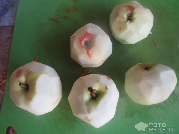 Рецепт: Морковный салат - с чесноком, орехами, яблоками под майонезом