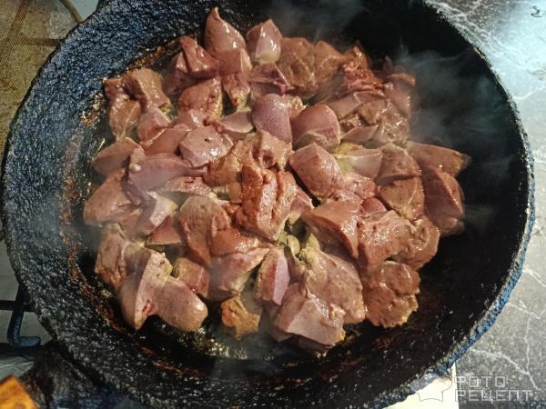Рецепт: Печень свиная тушеная - с луком и морковью