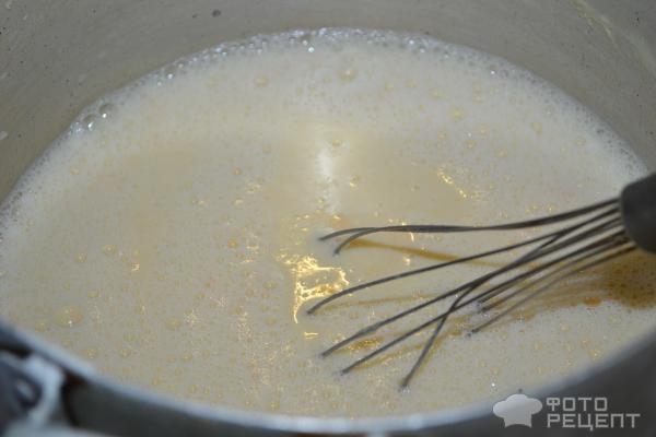 Рецепт: Торт "Счастье" - Слоеный с клубникой, орехами и заварным кремом