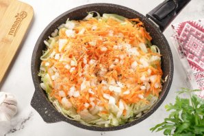 Тушеная капуста с сосисками Тушеная капуста с сосисками