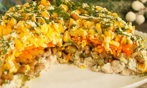 Рецепт, о котором молчат все хозяйки: салат «Курочка под шубой» — исчезает первым с праздничного стола!