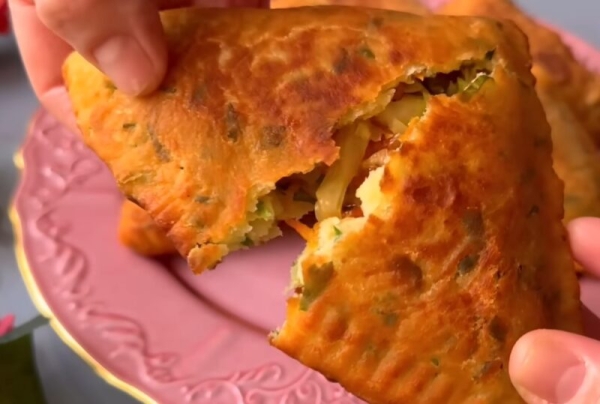 Пирожки, которые съедаются быстрее, чем готовятся: картофельное тесто и начинка, от которой невозможно оторваться Пирожки, которые съедаются быстрее, чем готовятся: картофельное тесто и начинка, от которой невозможно оторваться