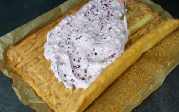 Рулет «Ягодка» — семья просит готовить каждую неделю. Получается идеальным абсолютно у всех, даже у тех, кто печет его в первый раз! Рулет «Ягодка» — семья просит готовить каждую неделю. Получается идеальным абсолютно у всех, даже у тех, кто печет его в первый раз!