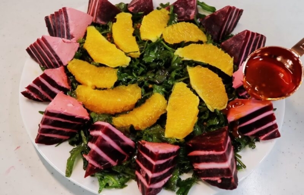 Настоящий ресторанный шедевр! Новогодний свекольный салат с зеленью и сыром: рецепт — украшение