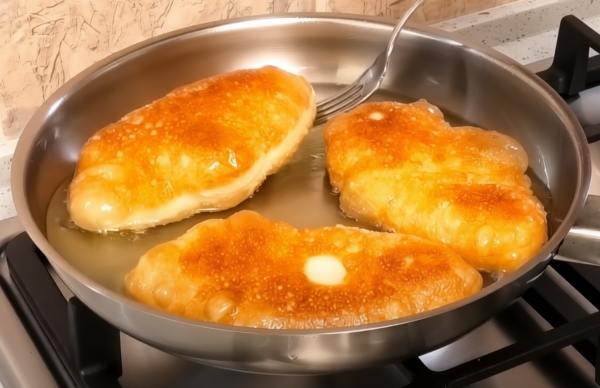 Хрустящие снаружи, воздушные внутри: секрет пузырчатых пирожков на мягком тесте