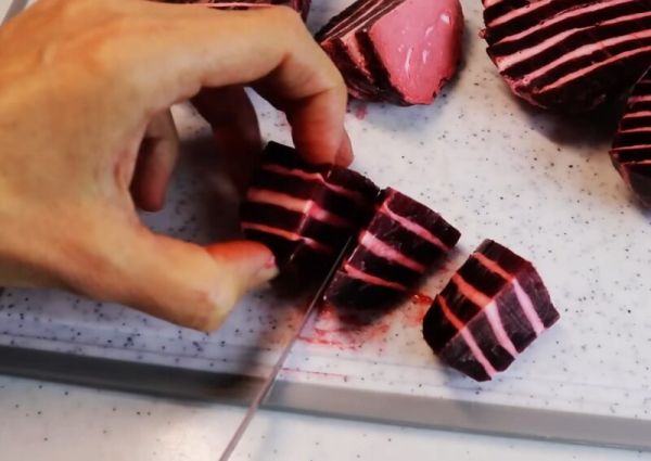 Настоящий ресторанный шедевр! Новогодний свекольный салат с зеленью и сыром: рецепт — украшение