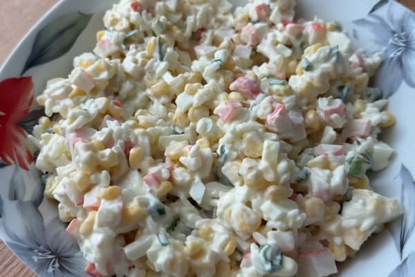 Классический крабовый салат. Лучший рецепт для праздничного стола: вкусный и аппетитный!