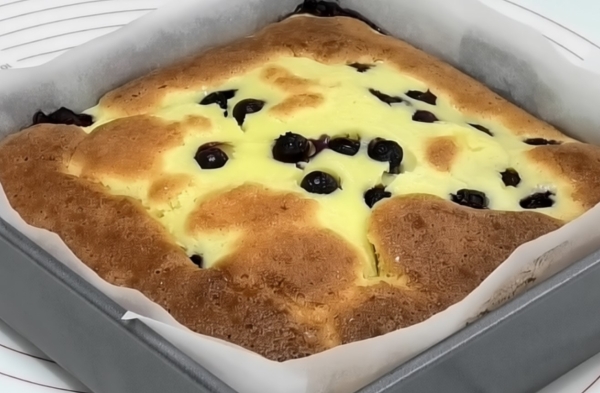 Пирог с ягодами и сметанной заливкой: просто волшебство, а не выпечка! Готовится без хлопот, а результат восхищает