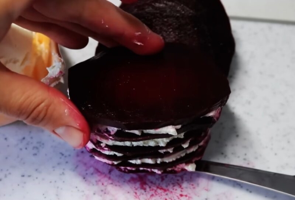 Настоящий ресторанный шедевр! Новогодний свекольный салат с зеленью и сыром: рецепт — украшение