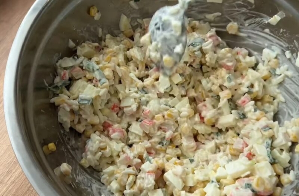 Классический крабовый салат. Лучший рецепт для праздничного стола: вкусный и аппетитный!