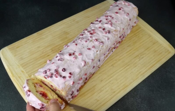 Рулет «Ягодка» — семья просит готовить каждую неделю. Получается идеальным абсолютно у всех, даже у тех, кто печет его в первый раз! Рулет «Ягодка» — семья просит готовить каждую неделю. Получается идеальным абсолютно у всех, даже у тех, кто печет его в первый раз!