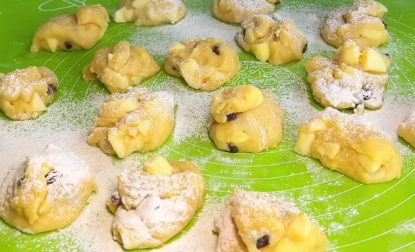 Быстрое яблочное печенье к чаю на завтрак. Готовится не сложно из самых доступных продуктов! Быстрое яблочное печенье к чаю на завтрак. Готовится не сложно из самых доступных продуктов!