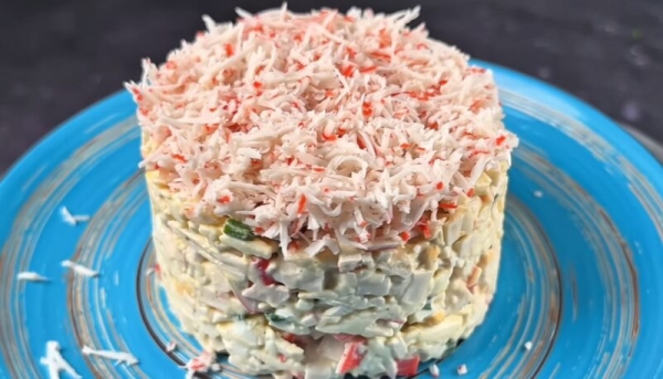 Эффектный салат из крабовых палочек с новым ингредиентом — станет хитом любого праздничного стола! Эффектный салат из крабовых палочек с новым ингредиентом — станет хитом любого праздничного стола!