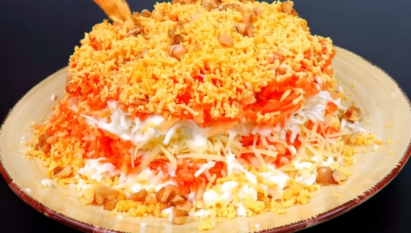 Салат «Солнечный» из 90-х! Не все помнят про этот рецепт: идеален для праздника и яркого семейного ужина!