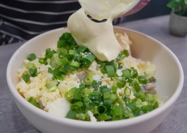 Открытие для гурманов: как приготовить салат «Морской Дракон», где селёдка заиграет по-новому