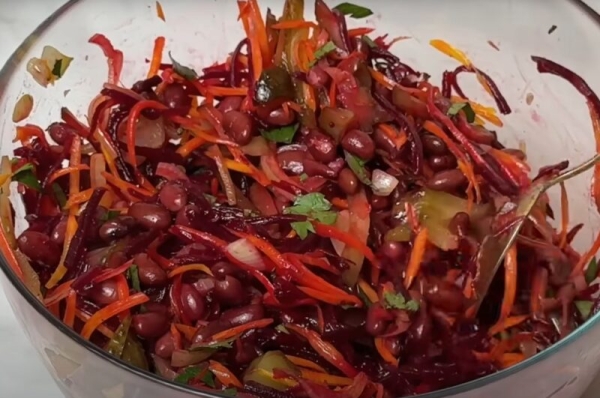 Всего 4 ингредиента и 10 минут: готовим салат, который станет вашей палочкой-выручалочкой на все случаи жизни Всего 4 ингредиента и 10 минут: готовим салат, который станет вашей палочкой-выручалочкой на все случаи жизни