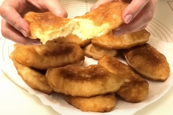 Хрустящие снаружи, воздушные внутри: секрет пузырчатых пирожков на мягком тесте