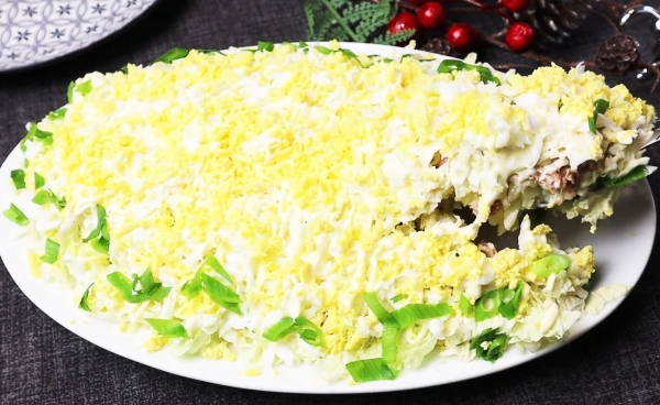 Новогодний салат «Мимоза» по-новому! Рецепт с нежным вкусом и необычным соусом