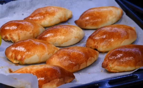 Духовка вместо сковородки: рецепт, который превратит ваши пирожки с капустой в шедевр с хрустящей корочкой