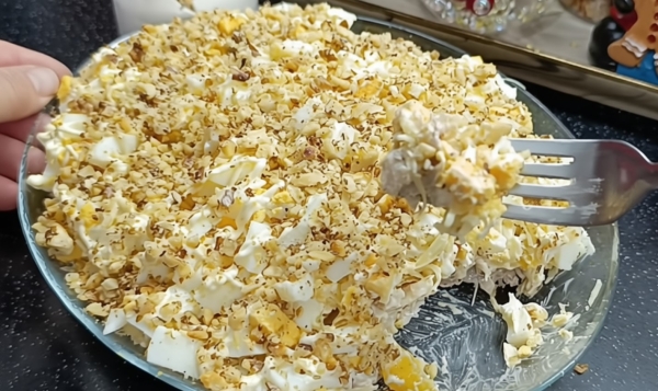 Новогодний салат с курицей и апельсином — невероятно нежный и яркий! Готовится очень просто