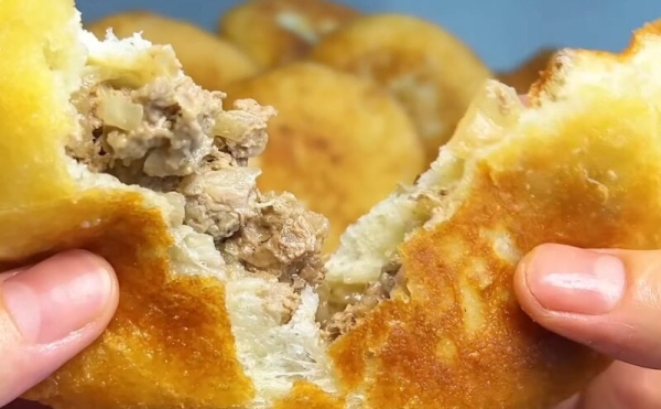 Золотистые ароматные беляши с сочной начинкой: много лет готовлю только так! Просто и очень вкусно Золотистые ароматные беляши с сочной начинкой: много лет готовлю только так! Просто и очень вкусно