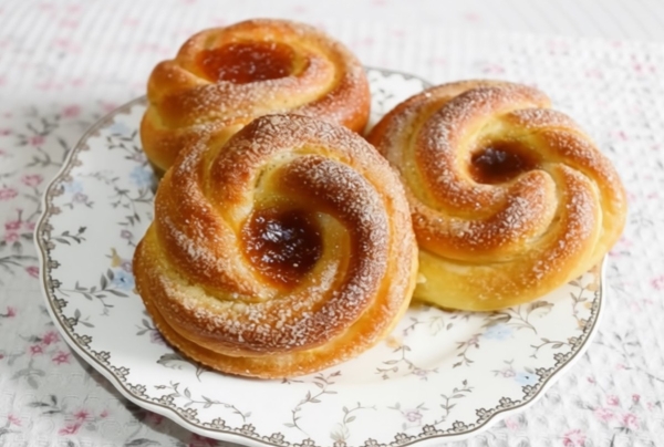 Сдобные булочки с повидлом: невероятная пышность, которая не осядет даже на следующий день Сдобные булочки с повидлом: невероятная пышность, которая не осядет даже на следующий день
