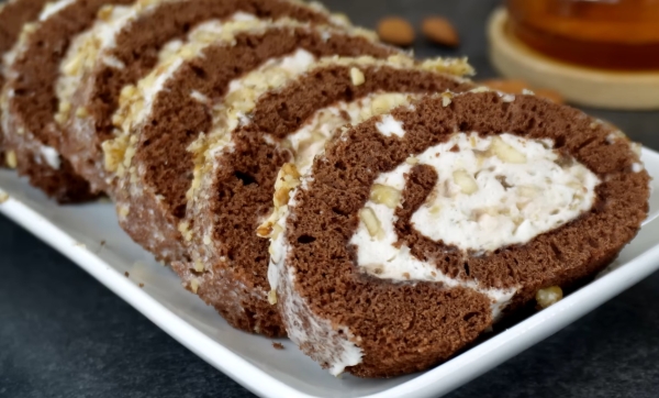 Шоколадный рулет с нежнейшим суфле — настоящая магия. Не ломается и остается невероятно мягким!