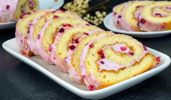 Рулет «Ягодка» — семья просит готовить каждую неделю. Получается идеальным абсолютно у всех, даже у тех, кто печет его в первый раз! Рулет «Ягодка» — семья просит готовить каждую неделю. Получается идеальным абсолютно у всех, даже у тех, кто печет его в первый раз!