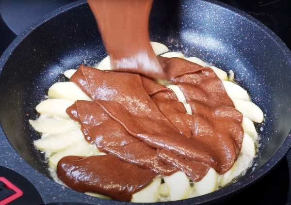 Духовка не понадобится! Пирог на сковороде за 15 минут: невероятно сочный и ароматный десерт Духовка не понадобится! Пирог на сковороде за 15 минут: невероятно сочный и ароматный десерт