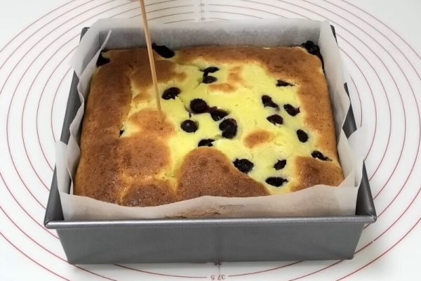 Пирог с ягодами и сметанной заливкой: просто волшебство, а не выпечка! Готовится без хлопот, а результат восхищает