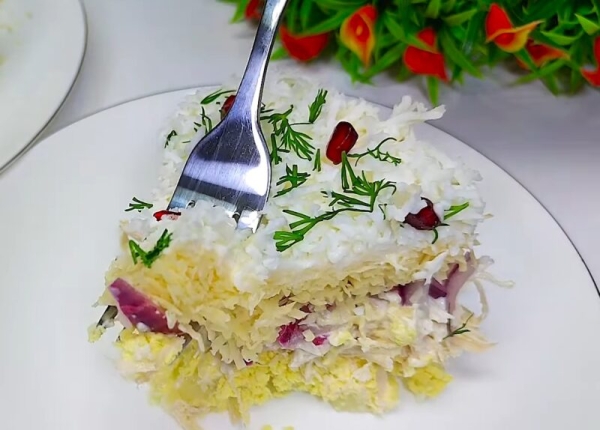 Идеально для любых праздников: сытный, нежный и очень красивый слоёный салат