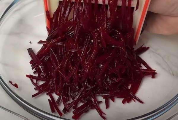 Всего 4 ингредиента и 10 минут: готовим салат, который станет вашей палочкой-выручалочкой на все случаи жизни Всего 4 ингредиента и 10 минут: готовим салат, который станет вашей палочкой-выручалочкой на все случаи жизни