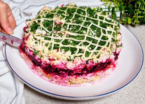 Салат «Свекольное Чудо» — нежный, сытный и ароматный. Идеальное блюдо для любого стола!