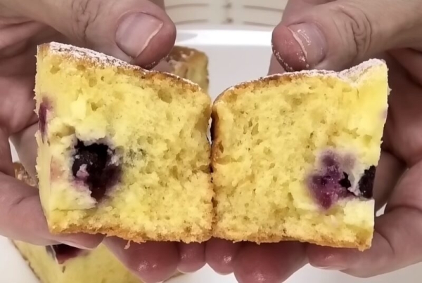 Пирог с ягодами и сметанной заливкой: просто волшебство, а не выпечка! Готовится без хлопот, а результат восхищает