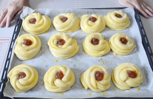 Сдобные булочки с повидлом: невероятная пышность, которая не осядет даже на следующий день Сдобные булочки с повидлом: невероятная пышность, которая не осядет даже на следующий день