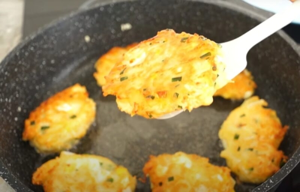 Готовится проще, чем оладьи, а результат вкуснее пирожков: феноменальное блюдо для ленивого утра Готовится проще, чем оладьи, а результат вкуснее пирожков: феноменальное блюдо для ленивого утра