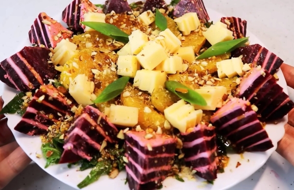 Настоящий ресторанный шедевр! Новогодний свекольный салат с зеленью и сыром: рецепт — украшение