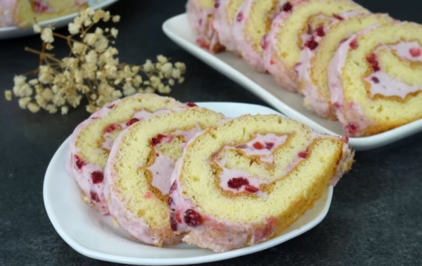 Рулет «Ягодка» — семья просит готовить каждую неделю. Получается идеальным абсолютно у всех, даже у тех, кто печет его в первый раз! Рулет «Ягодка» — семья просит готовить каждую неделю. Получается идеальным абсолютно у всех, даже у тех, кто печет его в первый раз!