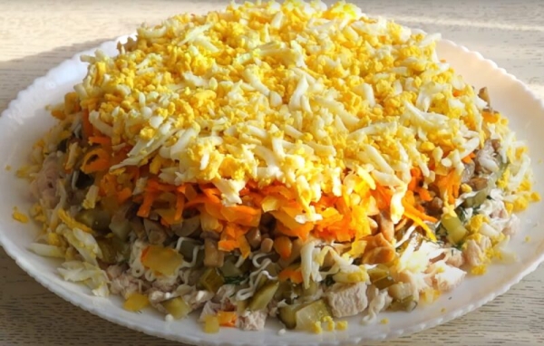 Рецепт, о котором молчат все хозяйки: салат «Курочка под шубой» — исчезает первым с праздничного стола!