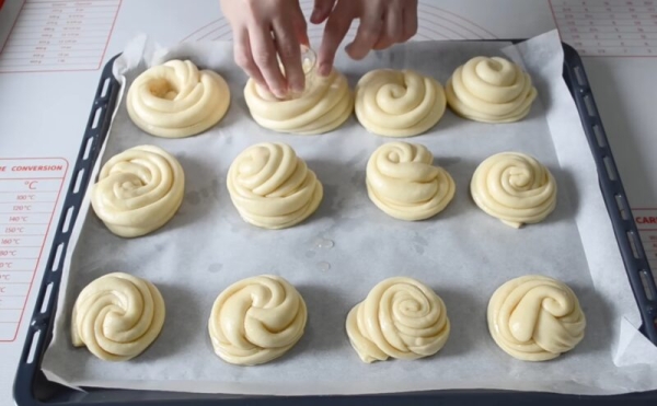 Сдобные булочки с повидлом: невероятная пышность, которая не осядет даже на следующий день Сдобные булочки с повидлом: невероятная пышность, которая не осядет даже на следующий день