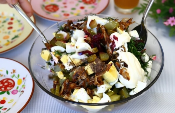 Идеальный салат для занятых: простое сочетание свеклы и солёных огурцов, которое вас удивит своей сытностью и вкусом Идеальный салат для занятых: простое сочетание свеклы и солёных огурцов, которое вас удивит своей сытностью и вкусом