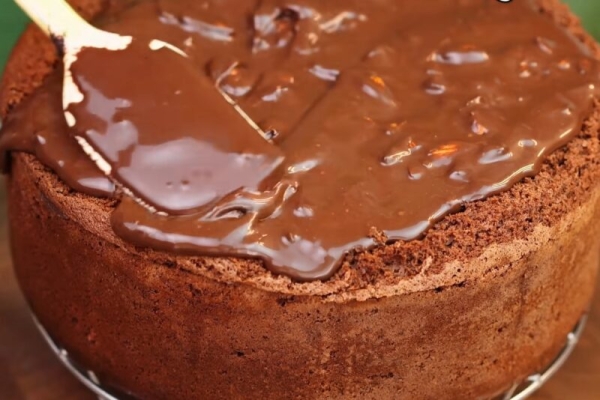 Знаменитый торт «Пьяная вишня» — лучший выбор для случая, когда нужно удивить гостей. Так просто и так вкусно!