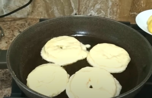 Яблоки в сладком кляре: вкуснятина за 15 минут! Простой и быстрый рецепт выпечки Яблоки в сладком кляре: вкуснятина за 15 минут! Простой и быстрый рецепт выпечки