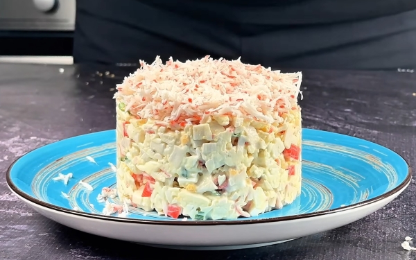 Эффектный салат из крабовых палочек с новым ингредиентом — станет хитом любого праздничного стола! Эффектный салат из крабовых палочек с новым ингредиентом — станет хитом любого праздничного стола!