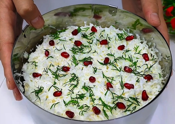 Идеально для любых праздников: сытный, нежный и очень красивый слоёный салат