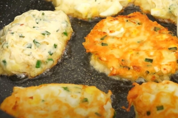 Готовится проще, чем оладьи, а результат вкуснее пирожков: феноменальное блюдо для ленивого утра Готовится проще, чем оладьи, а результат вкуснее пирожков: феноменальное блюдо для ленивого утра