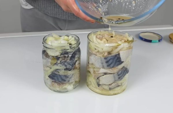 Малосольная скумбрия в домашних условиях: нежная, словно лосось. Маринад готов за 5 минут!