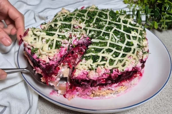 Салат «Свекольное Чудо» — нежный, сытный и ароматный. Идеальное блюдо для любого стола!